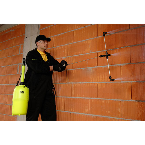 Anwendungsbild des 3er Flächensprüharms – horizontal montiert am Marolex Drucksprüher, ideal zur gleichmäßigen Flächenbehandlung von Pflanzenschutz