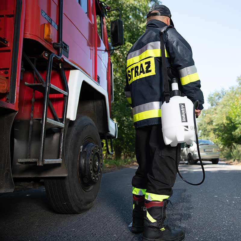 Marolex Viton Drucksprüher 5–12 L – Anwendung für saure Reinigungsmittel und Chemikalien Anwendungsbild der Marolex Viton Drucksprüher 5–12 Liter – professionelle Verwendung bei Reinigungsarbeiten mit säurebeständigen Viton-Dichtungen, ideal für Industrie und Werkstätten