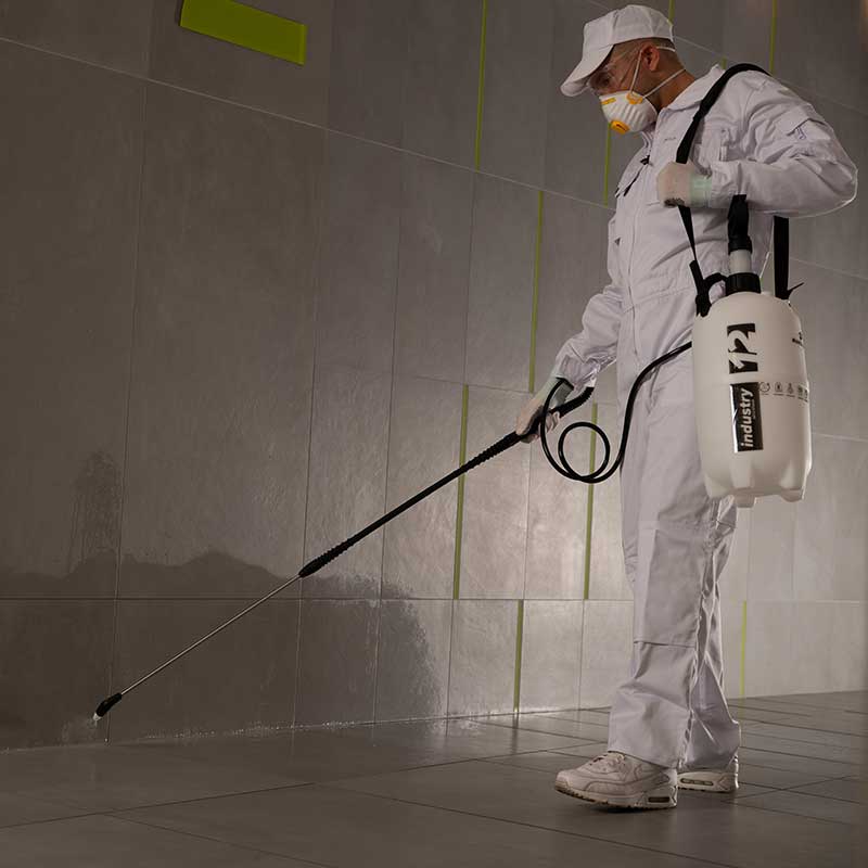 Marolex Viton Drucksprüher 5–12 L – Anwendung für saure Reinigungsmittel und Chemikalien Anwendungsbild der Marolex Viton Drucksprüher 5–12 Liter – professionelle Verwendung bei Reinigungsarbeiten mit säurebeständigen Viton-Dichtungen, ideal für Industrie und Werkstätten