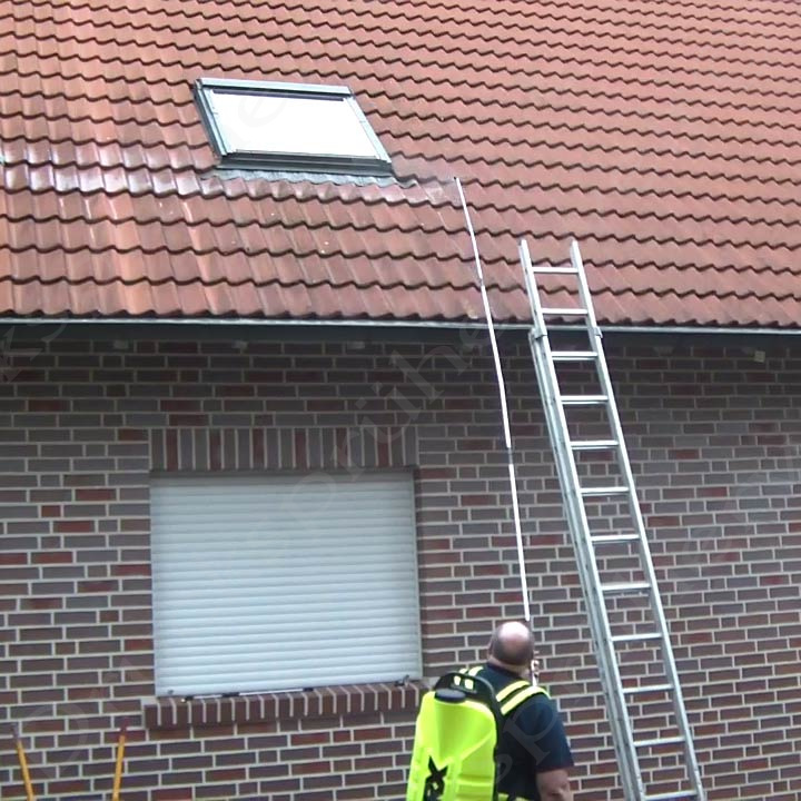 T300 Teleskop Sprühlanze bis 5 Meter bei der Dachreinigung