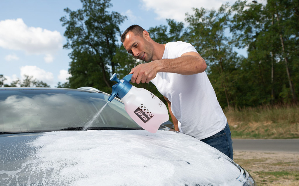 AX2000 Schaumsprüher – Fahrzeugreinigung mit Aktivschaum für Auto und Lackpflege AX2000 Schaumsprühers bei der Autowäsche – gleichmäßiger Reinigungsschaum für gründliche Fahrzeug- und Lackreinigung
